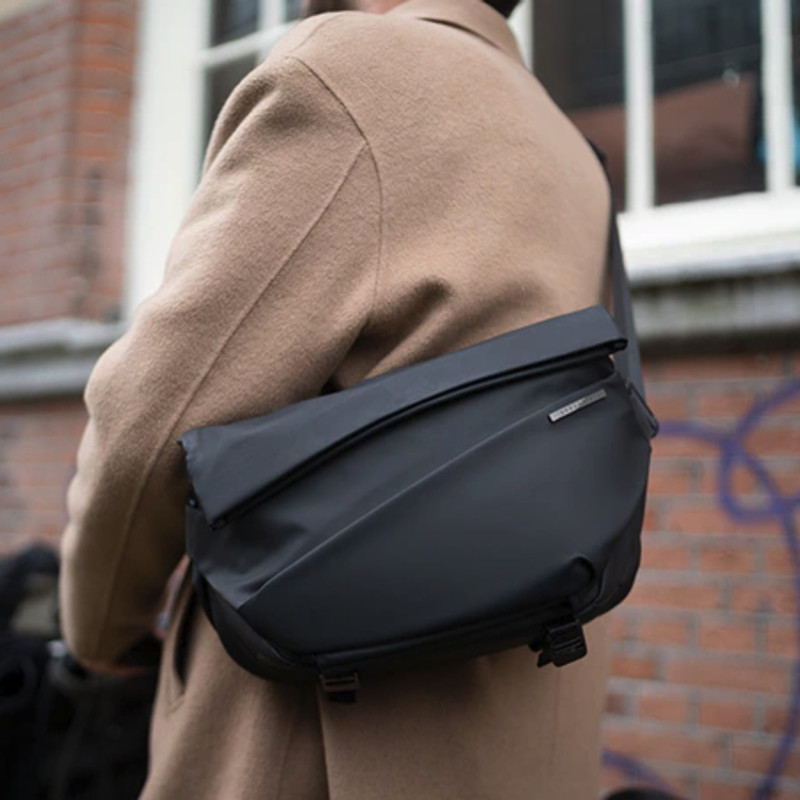 Radiant Urban Sling｜収納力に優れたクイックアクセススリングバッグ