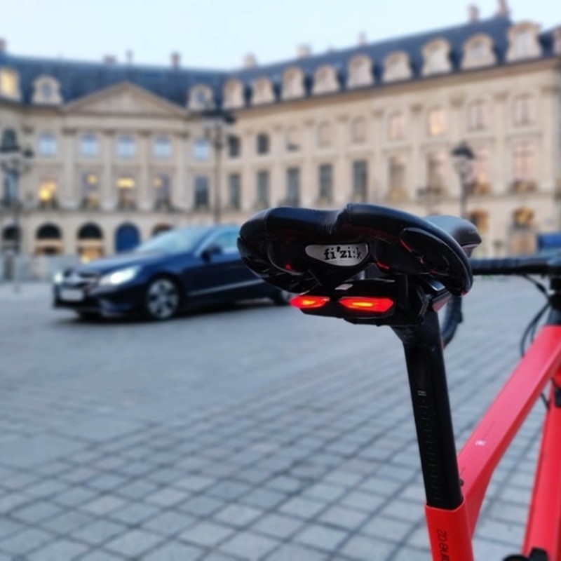 LUCIA｜夜間走行時の被視認性を高めるスマートバイクテイルライト 