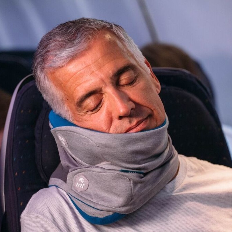 Amazon｜trtl Pillow Plus - 調節可能なネックピロー 飛行機旅行