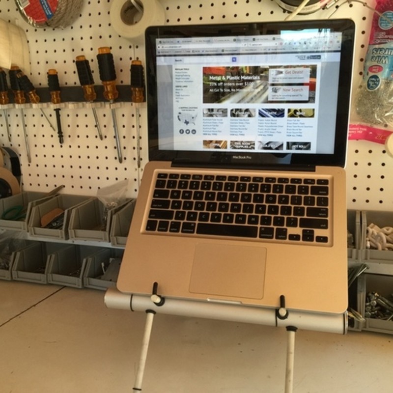 Roost Laptop Stand｜首の痛みを解消するノート型PC用スタンド