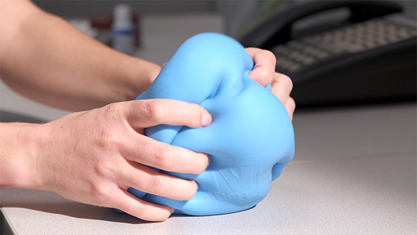 Giant Stress Ball イライラmaxも解消できるジャイアントサイズストレスボール ガジェットの購入なら海外通販のrakunew ラクニュー