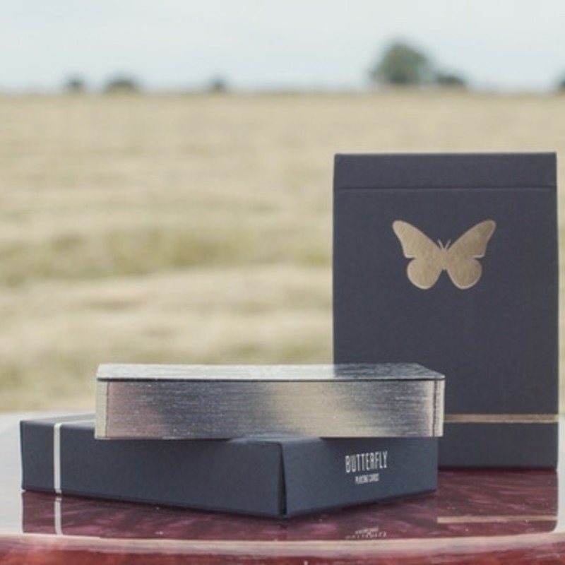 メタリックデザインが美しいバタフライトランプ「Butterfly Playing