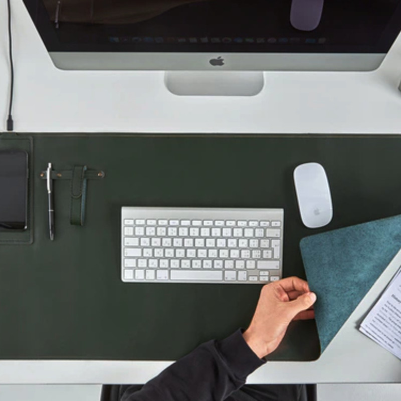 LeMat｜デスクを上品に演出するワイヤレスチャージ機能搭載レザー製