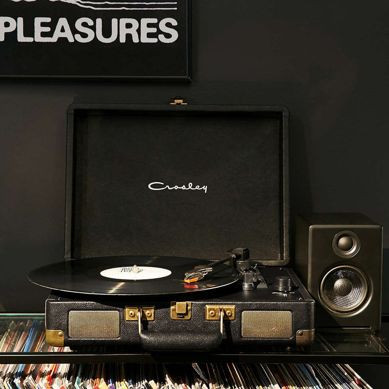 Crosley X UO｜ビンテージスタイルブリーフケースに入ったポータブル