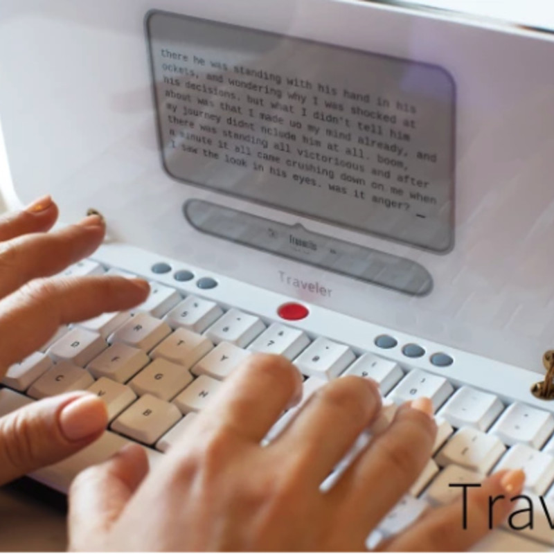 Traveler｜集中して執筆作業ができるEインクディスプレイ搭載ノートPC