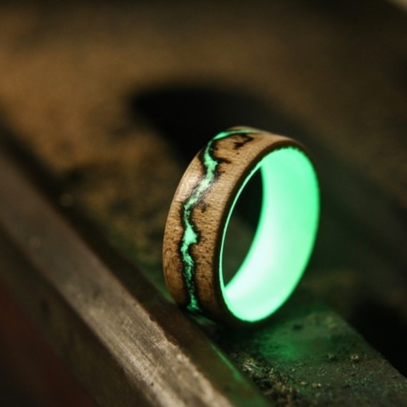 Voltage Ring｜自然発光にインスパイアされた暗闇で光るウッドリング 