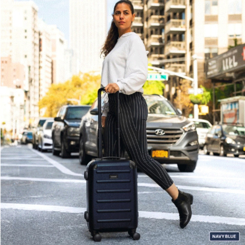 Carry-On Closet 2.0｜すっきり衣類を持ち運べるシェルフシステム搭載