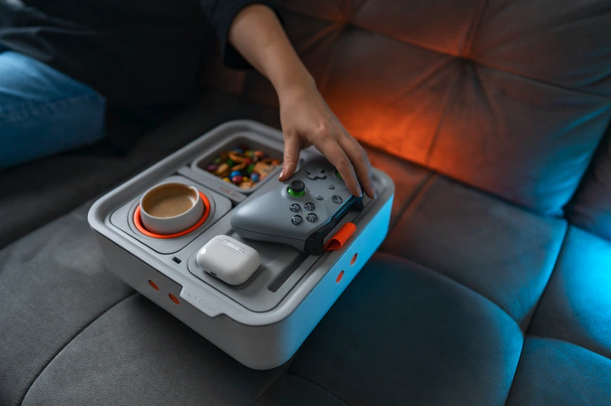 Couch Console｜ソファー周りをすっきりまとめるアイテムオーガナイザー「カウチコンソール」 - ガジェットの購入なら海外通販の