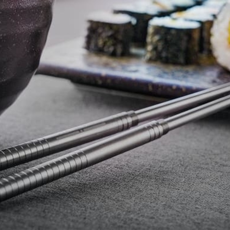 Chopchucks ミニサイズヌンチャクとしても遊べるチタン製チョップスティック チョップチャックス ガジェットの購入なら海外通販のrakunew ラクニュー Chopchucks ミニサイズヌンチャクとしても遊べるチタン製チョップスティック チョップチャックス ガジェットの購入なら海外通販のrakunew ラクニュー