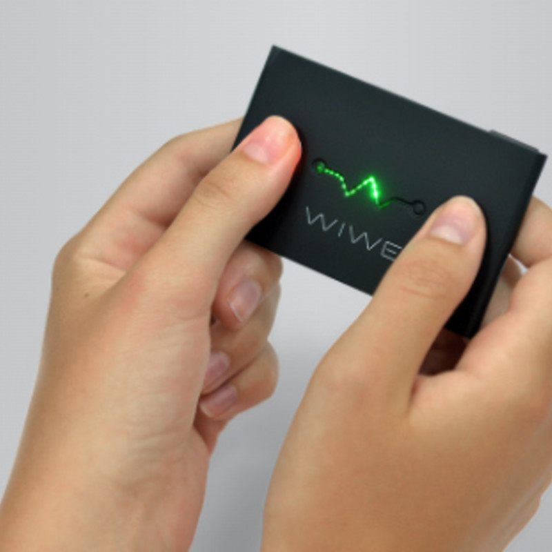 WIWE｜指を置くだけの心電図測定カードサイズデバイス